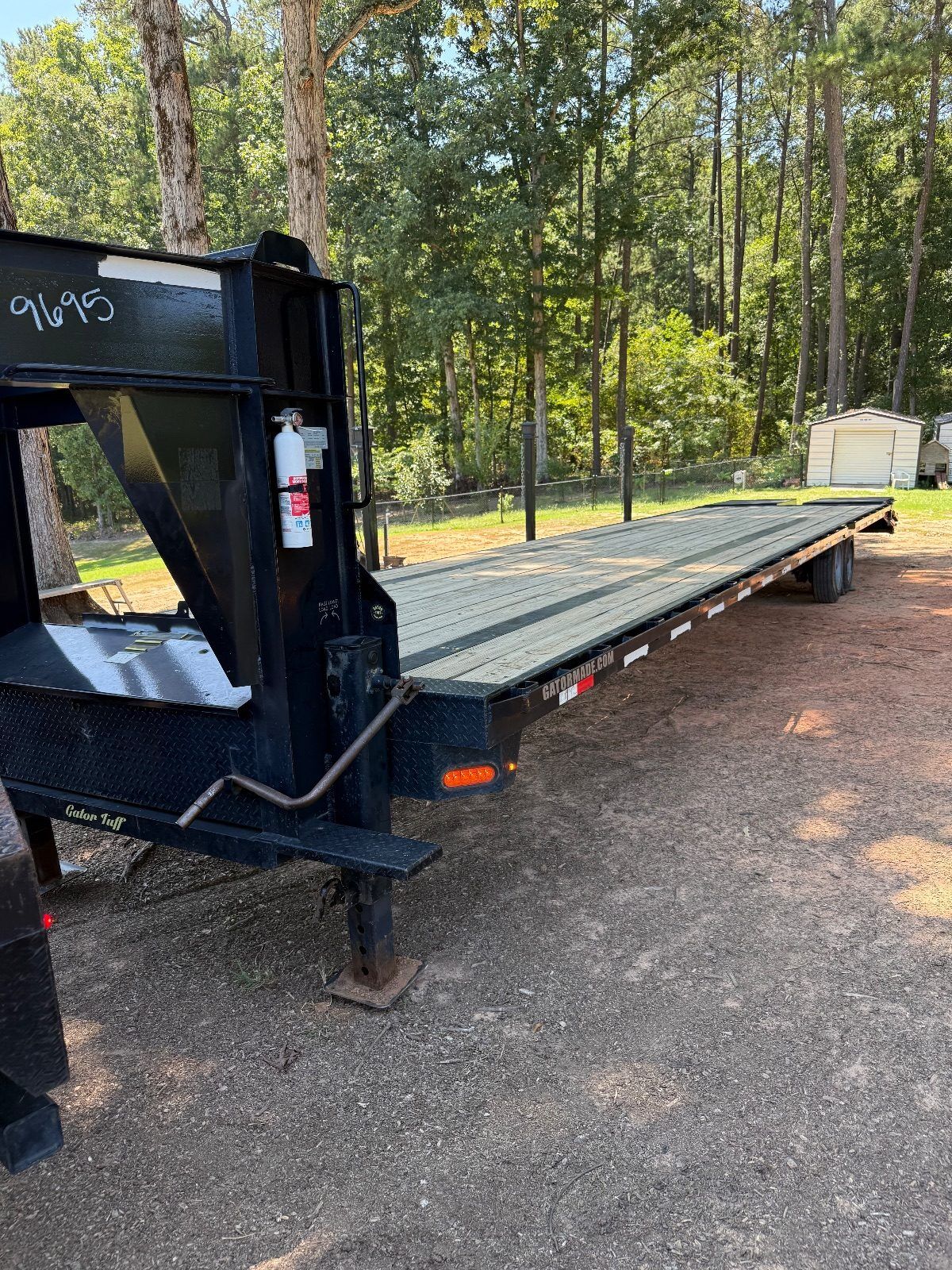 2025 Gator Made 8x40 gooseneck flatbed trailer in black, photo 2