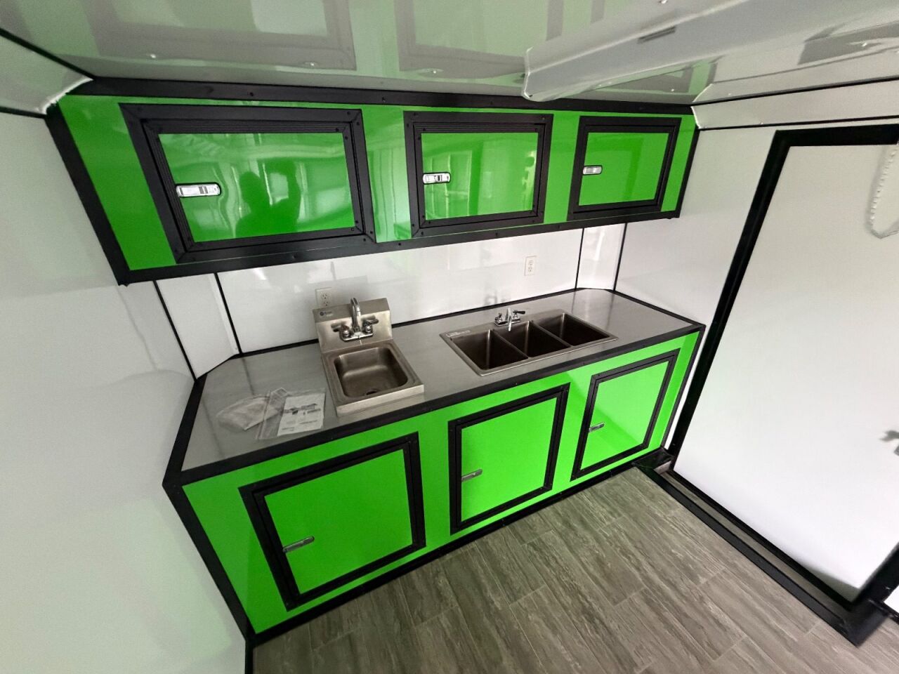 2023 Maximum 8.5x20 Cargo concession / food trailer in green, photo 9